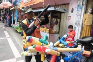 Salah seorang penjual Basoka Spiritus di jalan Siliwangi Kuningan.